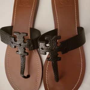 Tory Burch logo flat leather sandal
